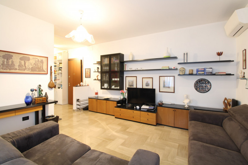 SANT'AGOSTINO: situato nel cuore del quartiere in zona residenziale e a pochi passi da tutti i pr...