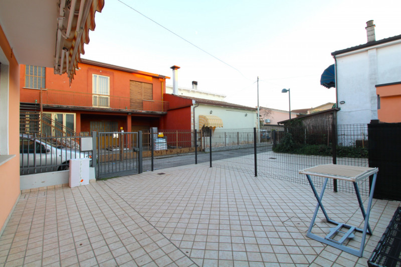 CARPANEDO: situata in quartiere residenziale, porzione di bifamiliare di recente ristrutturazione...