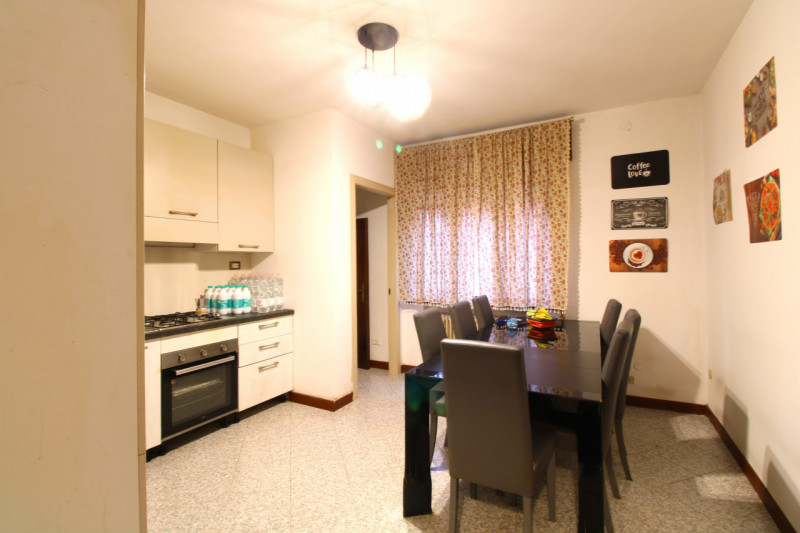 CARPANEDO: situata in quartiere residenziale, porzione di bifamiliare di recente ristrutturazione...