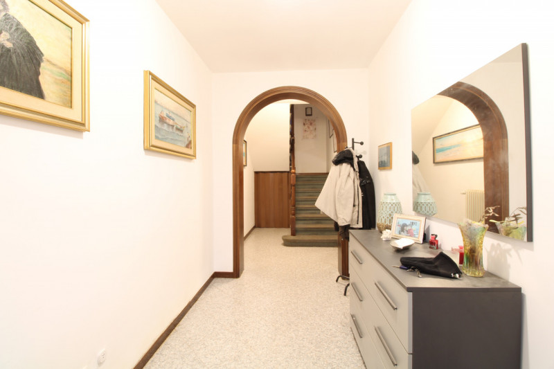 CARPANEDO: situata in quartiere residenziale, porzione di bifamiliare di recente ristrutturazione...