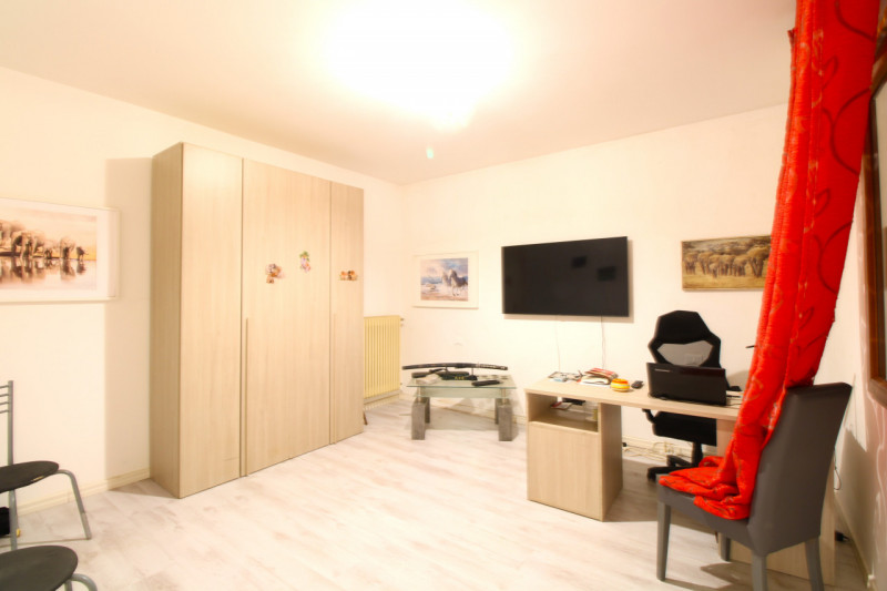 CARPANEDO: situata in quartiere residenziale, porzione di bifamiliare di recente ristrutturazione...