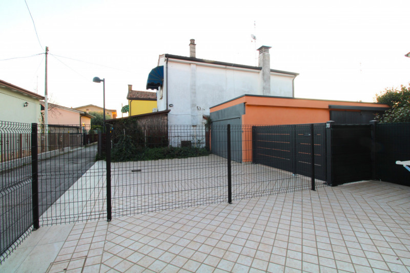 CARPANEDO: situata in quartiere residenziale, porzione di bifamiliare di recente ristrutturazione...