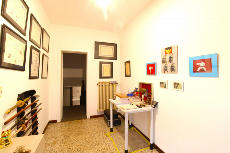 CARPANEDO: situata in quartiere residenziale, porzione di bifamiliare di recente ristrutturazione...