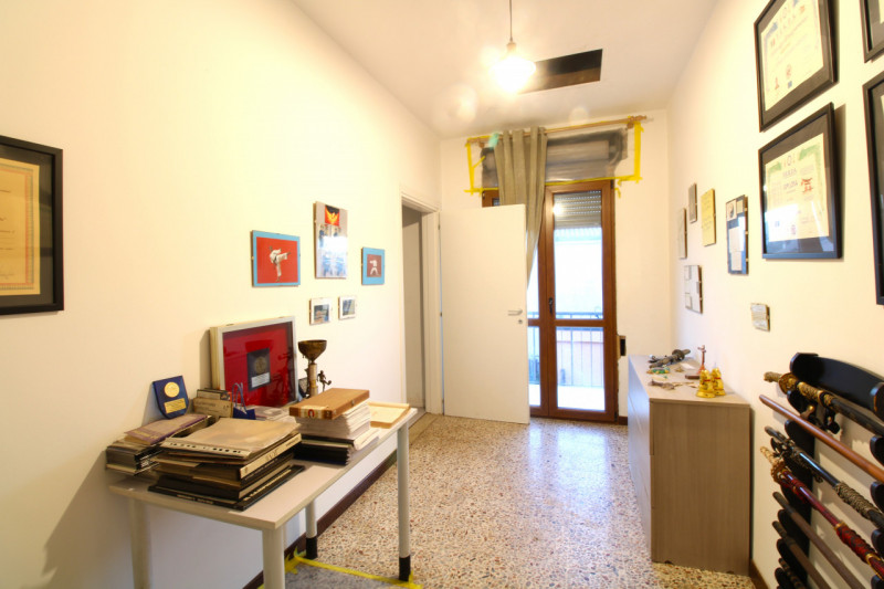 CARPANEDO: situata in quartiere residenziale, porzione di bifamiliare di recente ristrutturazione...