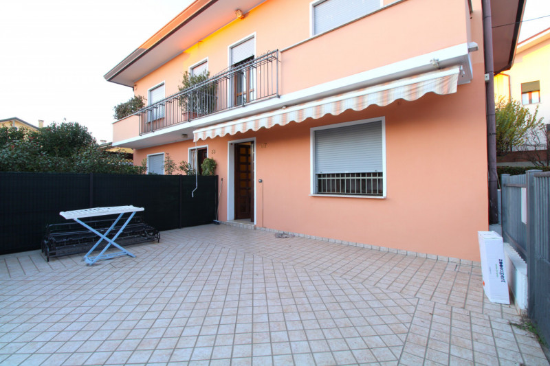 CARPANEDO: situata in quartiere residenziale, porzione di bifamiliare di recente ristrutturazione...