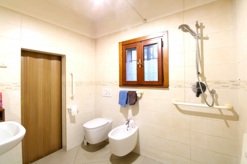 CARPANEDO: situata in quartiere residenziale, porzione di bifamiliare di recente ristrutturazione...