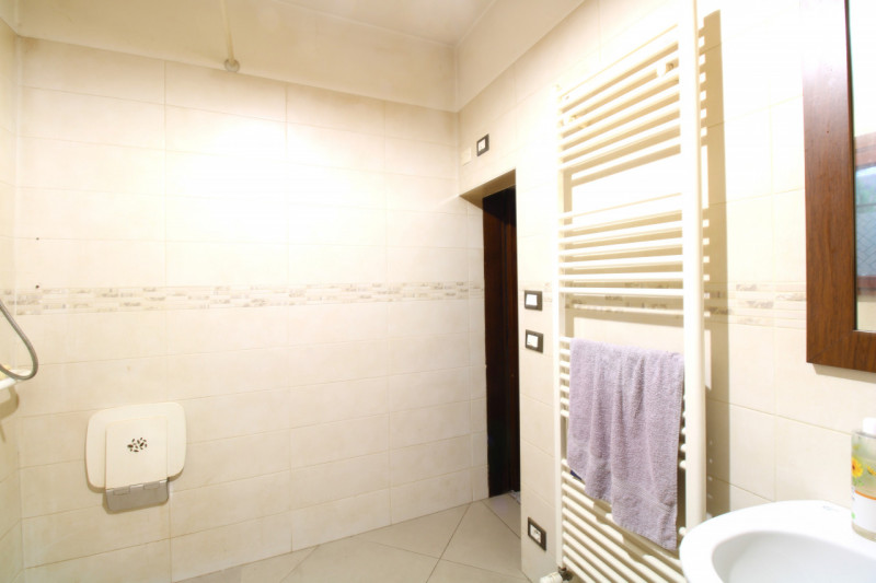 CARPANEDO: situata in quartiere residenziale, porzione di bifamiliare di recente ristrutturazione...