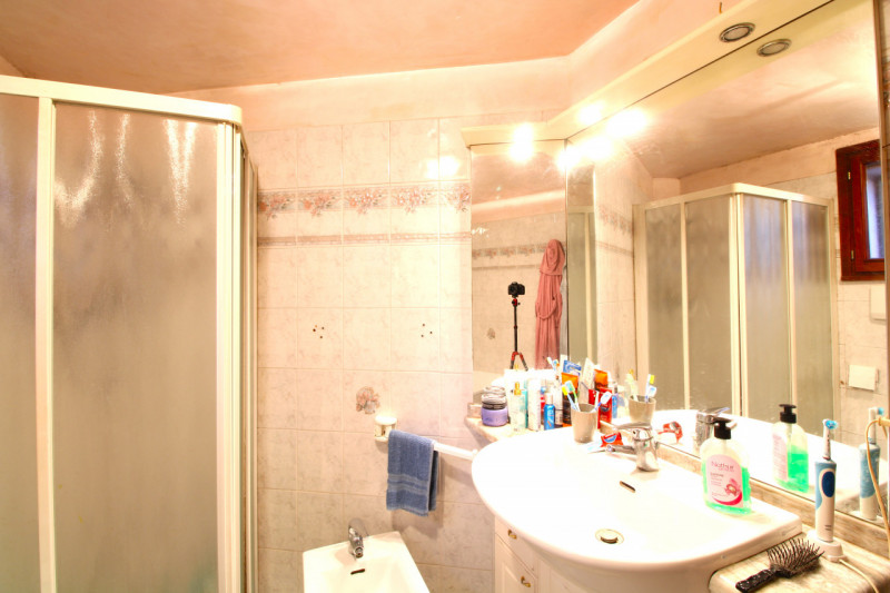 CARPANEDO: situata in quartiere residenziale, porzione di bifamiliare di recente ristrutturazione...