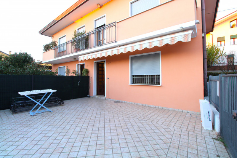 CARPANEDO: situata in quartiere residenziale, porzione di bifamiliare di recente ristrutturazione...