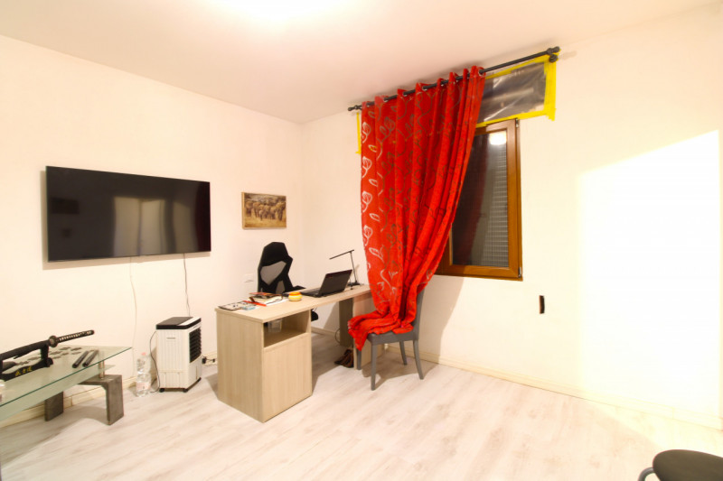 CARPANEDO: situata in quartiere residenziale, porzione di bifamiliare di recente ristrutturazione...