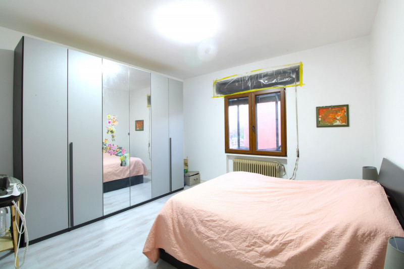 CARPANEDO: situata in quartiere residenziale, porzione di bifamiliare di recente ristrutturazione...