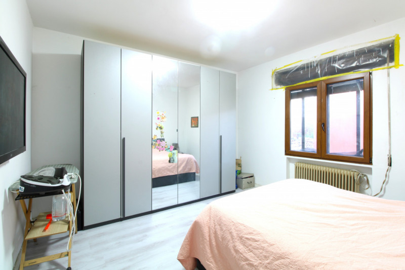 CARPANEDO: situata in quartiere residenziale, porzione di bifamiliare di recente ristrutturazione...