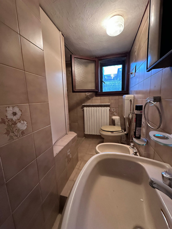 CARPANEDO: situata in quartiere residenziale, porzione di bifamiliare di recente ristrutturazione...