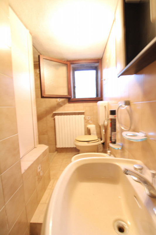 CARPANEDO: situata in quartiere residenziale, porzione di bifamiliare di recente ristrutturazione...