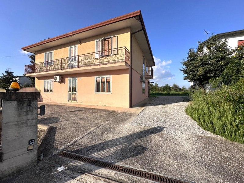 FERRI: casa semindipendente disposta su un unico livello al piano terra.

L'abitazione dispone di...