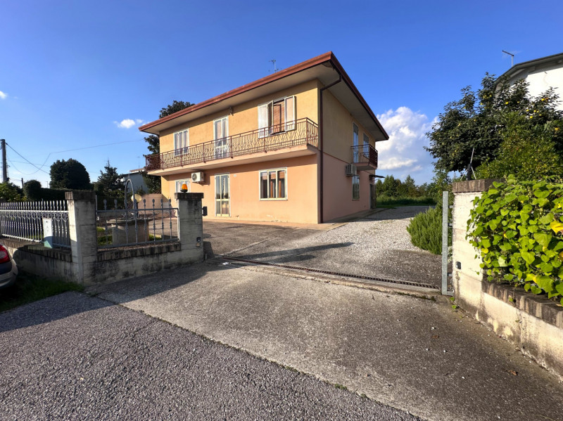 FERRI: casa semindipendente disposta su un unico livello al piano terra.

L'abitazione dispone di...