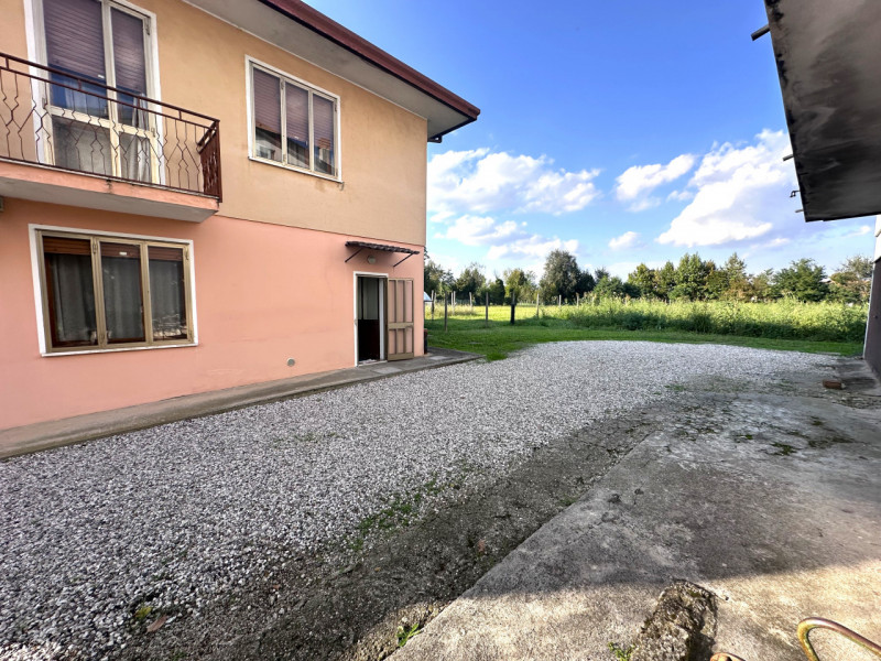 FERRI: casa semindipendente disposta su un unico livello al piano terra.

L'abitazione dispone di...