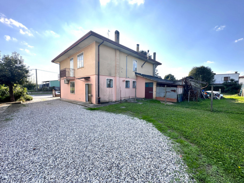 FERRI: casa semindipendente disposta su un unico livello al piano terra.

L'abitazione dispone di...