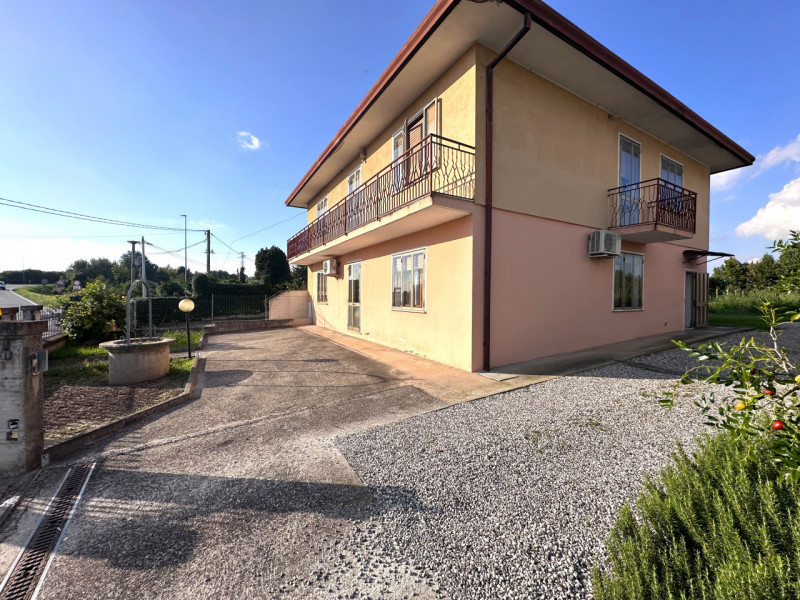 FERRI: casa semindipendente disposta su un unico livello al piano terra.

L'abitazione dispone di...