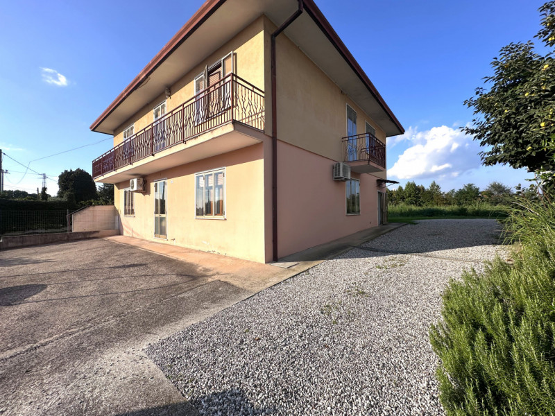 FERRI: casa semindipendente disposta su un unico livello al piano terra.

L'abitazione dispone di...