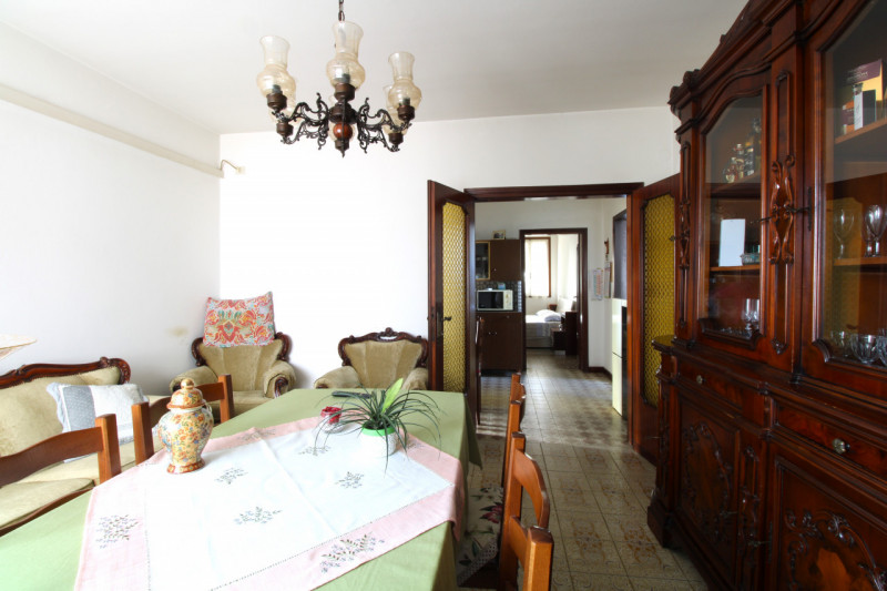 FERRI: casa semindipendente disposta su un unico livello al piano terra.

L'abitazione dispone di...