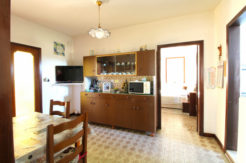 FERRI: casa semindipendente disposta su un unico livello al piano terra.

L'abitazione dispone di...