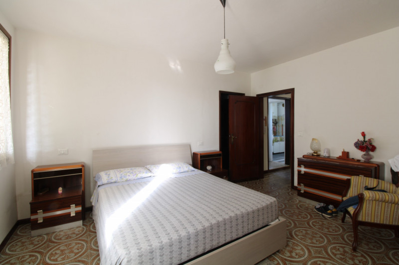 FERRI: casa semindipendente disposta su un unico livello al piano terra.

L'abitazione dispone di...