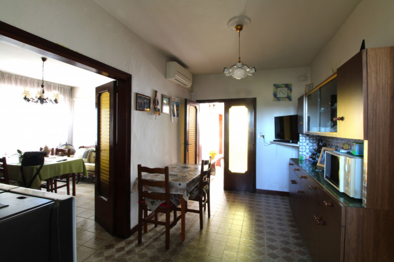 FERRI: casa semindipendente disposta su un unico livello al piano terra.

L'abitazione dispone di...