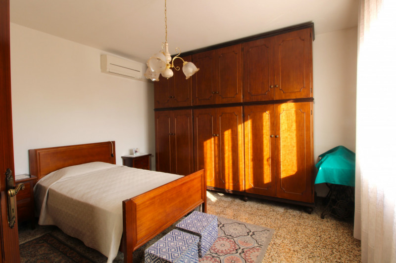 FERRI: casa semindipendente disposta su un unico livello al piano terra.

L'abitazione dispone di...