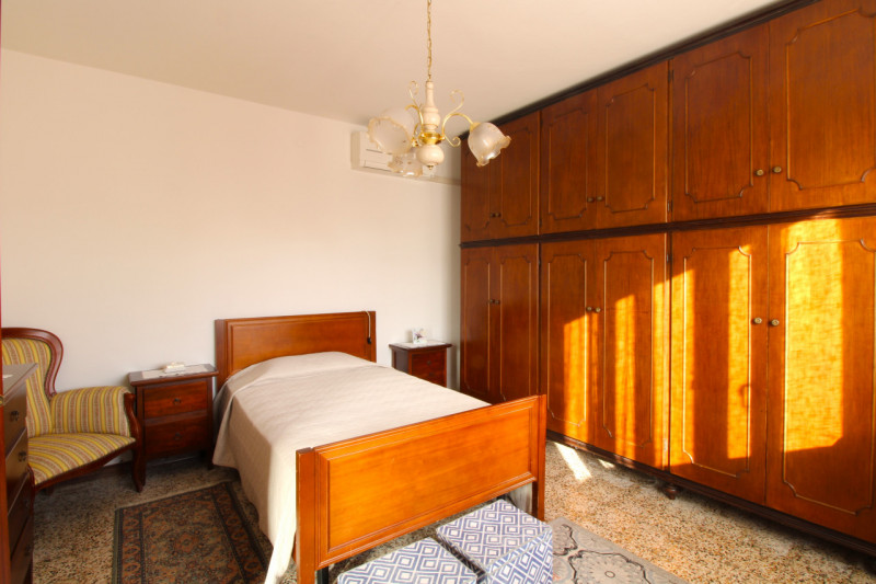 FERRI: casa semindipendente disposta su un unico livello al piano terra.

L'abitazione dispone di...