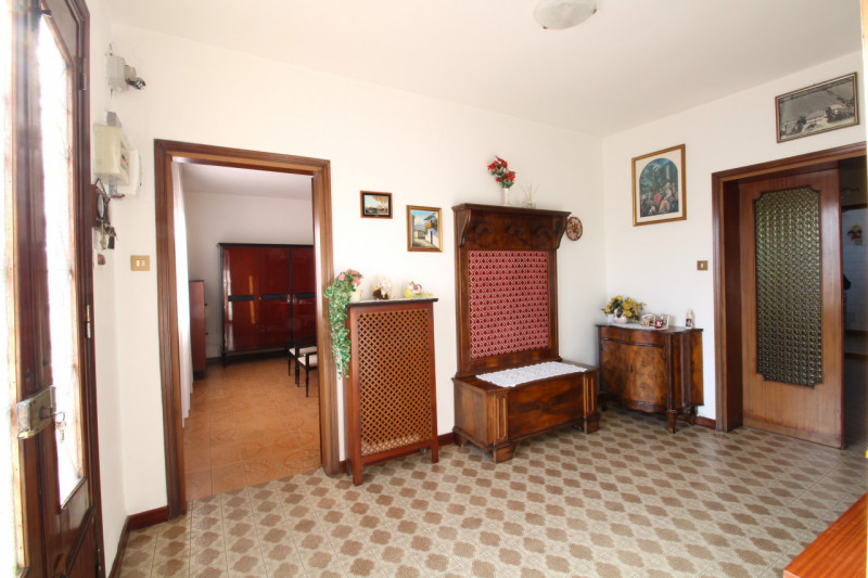 FERRI: casa semindipendente disposta su un unico livello al piano terra.

L'abitazione dispone di...