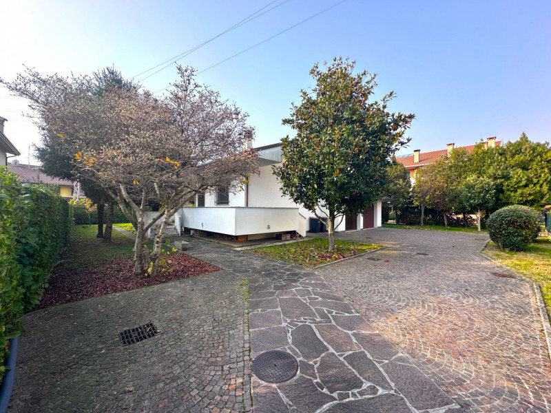 SANT'AGOSTINO: situata nel cuore del quartiere a pochi passi da tutte le principali vie di comuni...