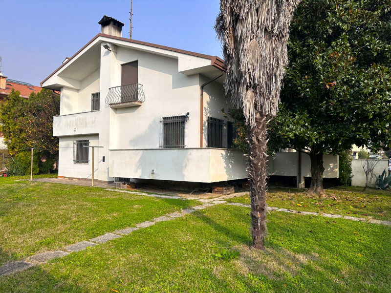 SANT'AGOSTINO: situata nel cuore del quartiere a pochi passi da tutte le principali vie di comuni...