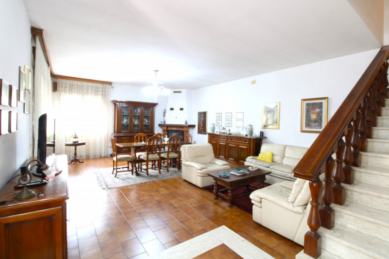 SANT'AGOSTINO: situata nel cuore del quartiere a pochi passi da tutte le principali vie di comuni...