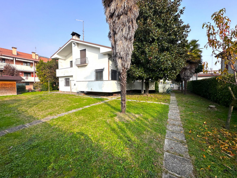 SANT'AGOSTINO: situata nel cuore del quartiere a pochi passi da tutte le principali vie di comuni...