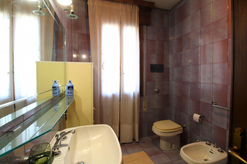 SANT'AGOSTINO: situata nel cuore del quartiere a pochi passi da tutte le principali vie di comuni...