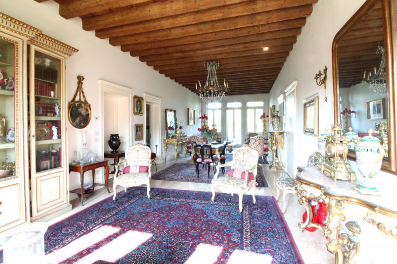 MANDRIOLA: situato all'interno di 'Villa Foscolo', edificata ai primi del XVI secolo, una delle d...