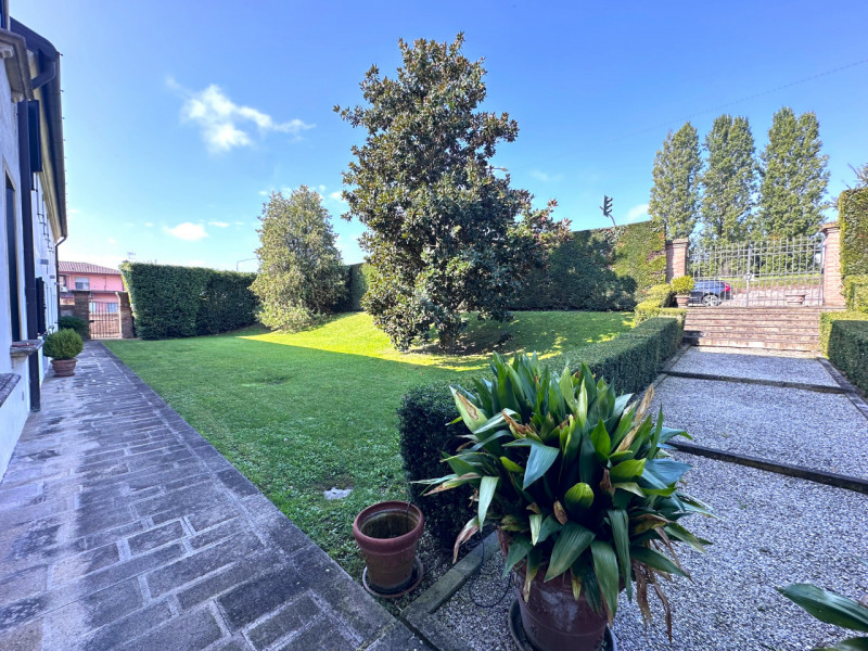 MANDRIOLA: situato all'interno di 'Villa Foscolo', edificata ai primi del XVI secolo, una delle d...