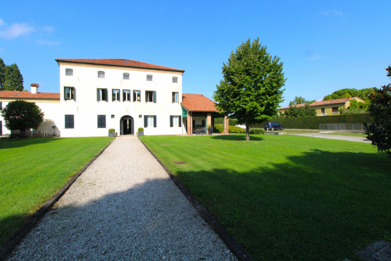 MANDRIOLA: situato all'interno di 'Villa Foscolo', edificata ai primi del XVI secolo, una delle d...