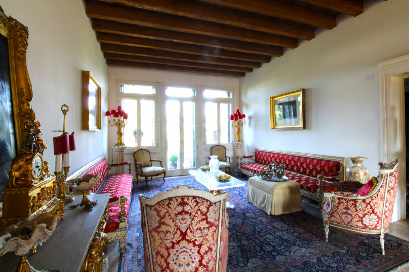 MANDRIOLA: situato all'interno di 'Villa Foscolo', edificata ai primi del XVI secolo, una delle d...