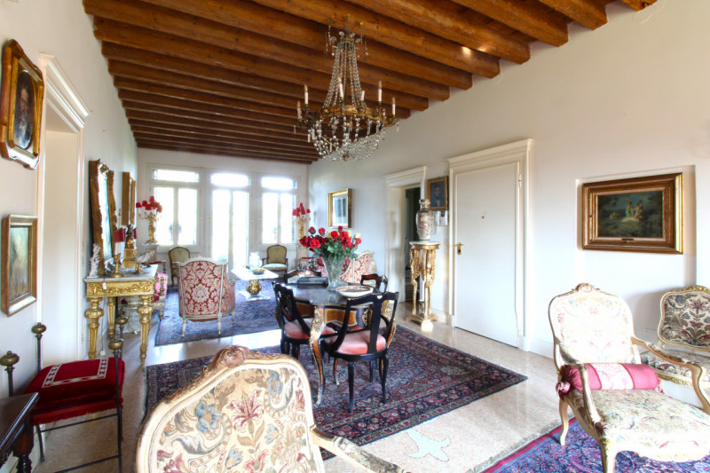 MANDRIOLA: situato all'interno di 'Villa Foscolo', edificata ai primi del XVI secolo, una delle d...