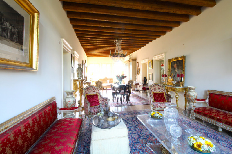 MANDRIOLA: situato all'interno di 'Villa Foscolo', edificata ai primi del XVI secolo, una delle d...