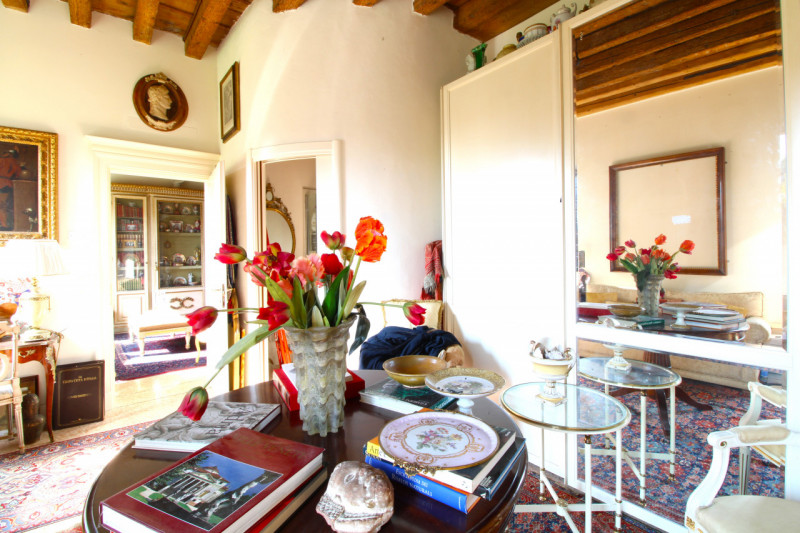 MANDRIOLA: situato all'interno di 'Villa Foscolo', edificata ai primi del XVI secolo, una delle d...