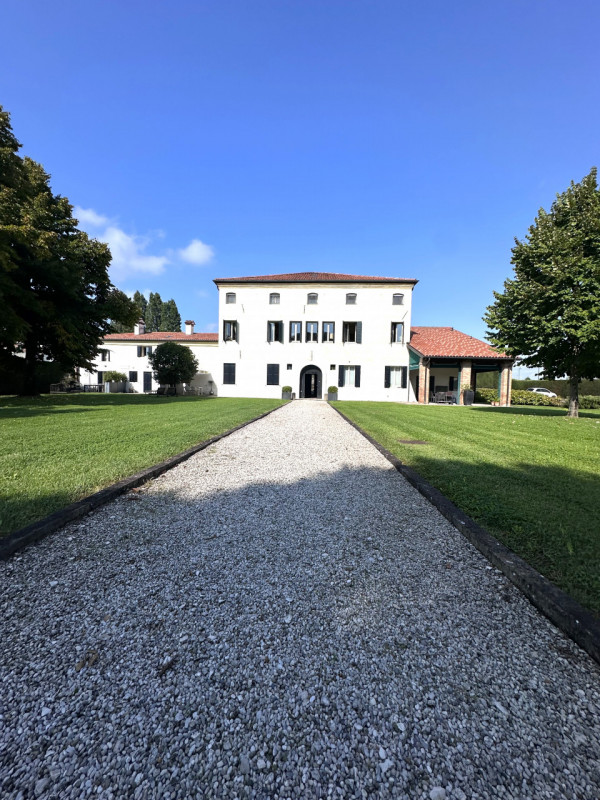 MANDRIOLA: situato all'interno di 'Villa Foscolo', edificata ai primi del XVI secolo, una delle d...