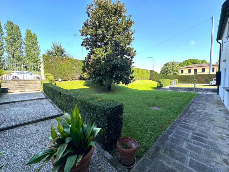 MANDRIOLA: situato all'interno di 'Villa Foscolo', edificata ai primi del XVI secolo, una delle d...