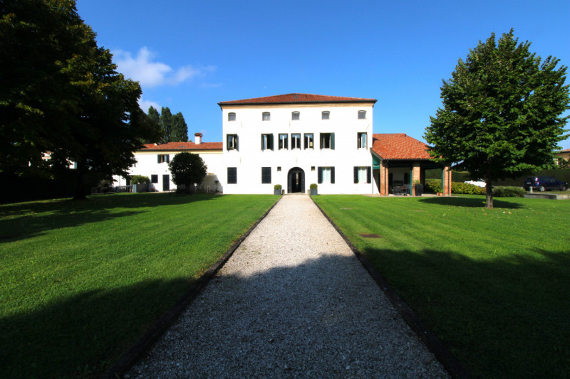MANDRIOLA: situato all'interno di 'Villa Foscolo', edificata ai primi del XVI secolo, una delle d...