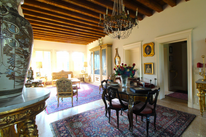 MANDRIOLA: situato all'interno di 'Villa Foscolo', edificata ai primi del XVI secolo, una delle d...