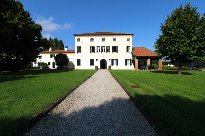 MANDRIOLA: situato all'interno di 'Villa Foscolo', edificata ai primi del XVI secolo, una delle d...