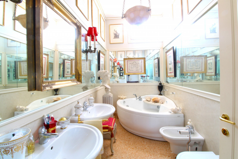 MANDRIOLA: situato all'interno di 'Villa Foscolo', edificata ai primi del XVI secolo, una delle d...