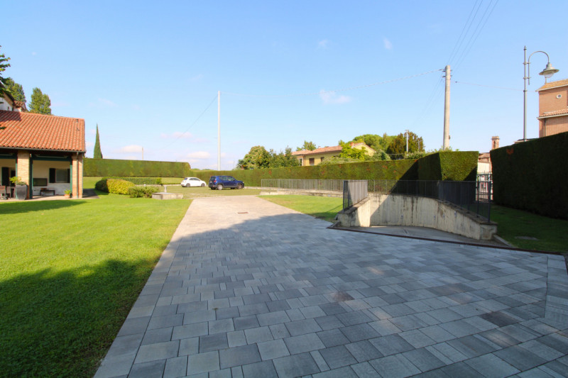 MANDRIOLA: situato all'interno di 'Villa Foscolo', edificata ai primi del XVI secolo, una delle d...